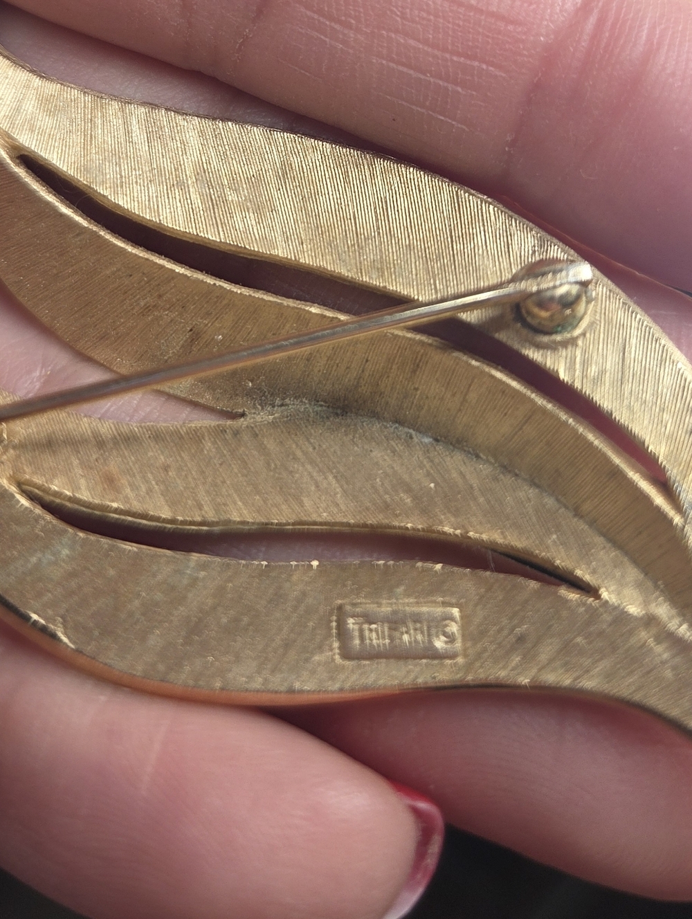 Trifari Gold-Tone Leaf Brooch and Earrings Vintage Set (Clip-ons) - Picture 6 of 7